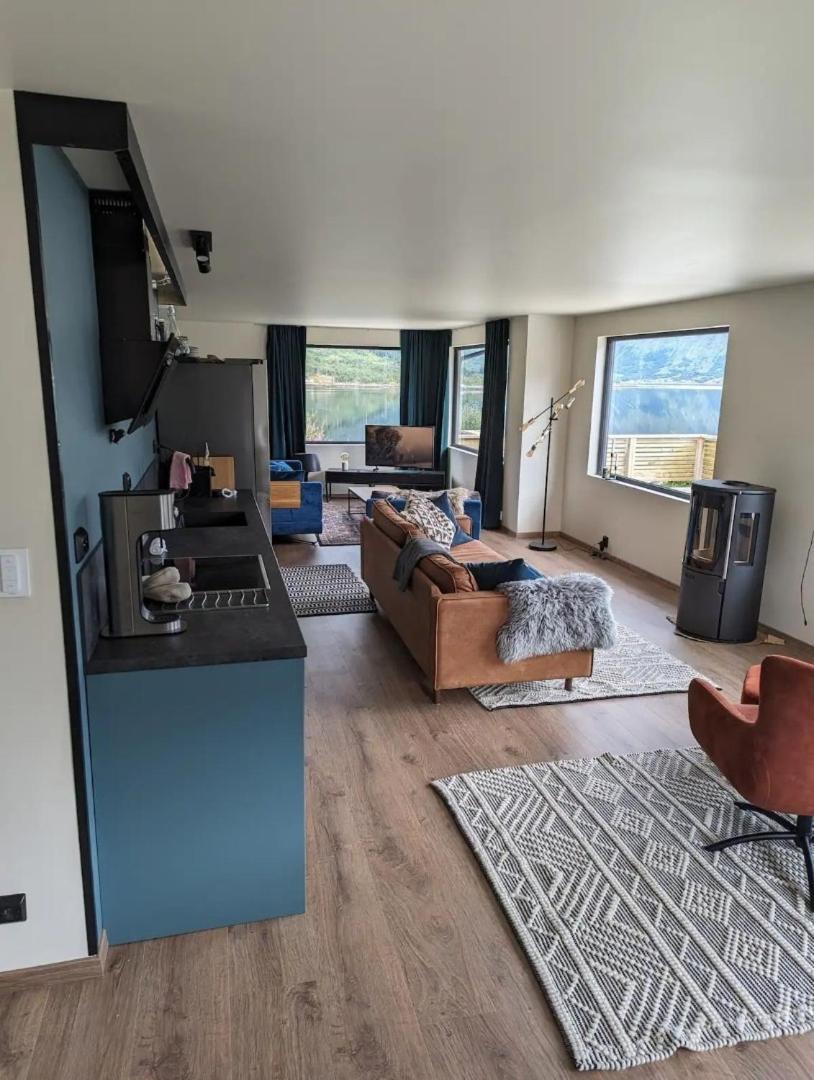 Nydelig Hytte Med Fantastisk Beliggenhet Ved Sjoen Villa Laupstad Esterno foto