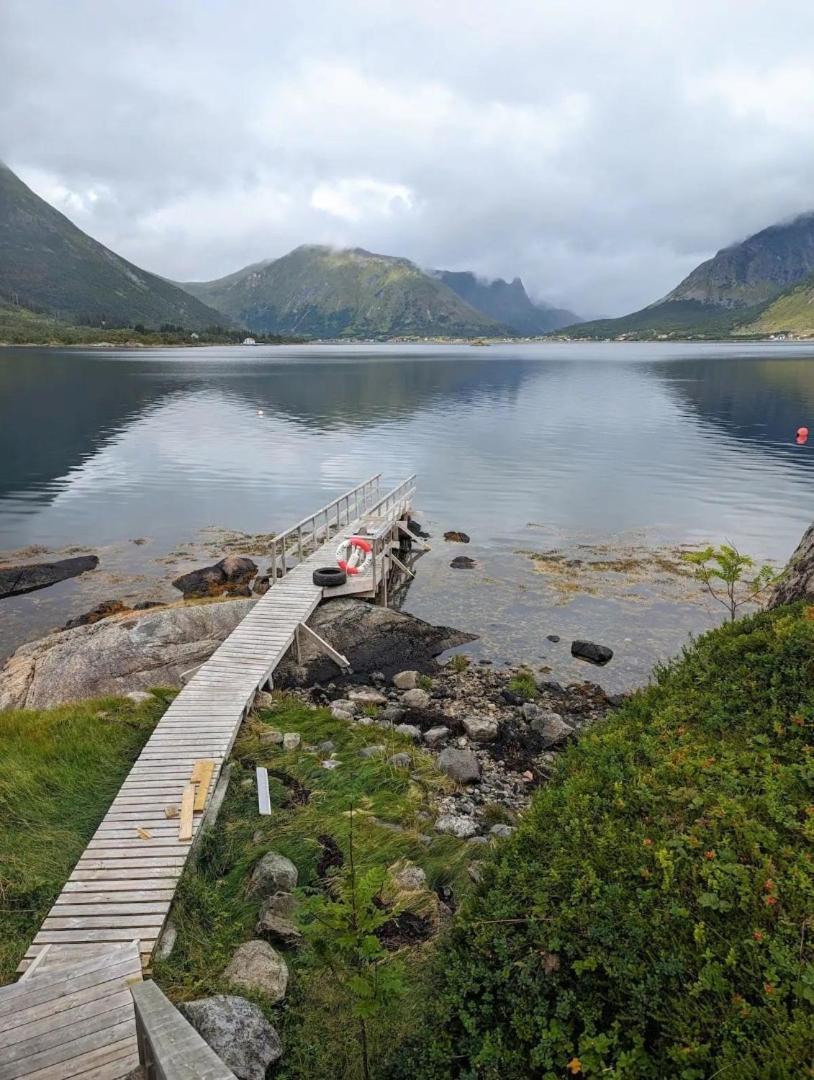 Nydelig Hytte Med Fantastisk Beliggenhet Ved Sjoen Villa Laupstad Esterno foto