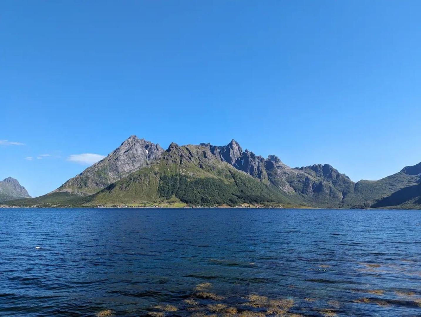 Nydelig Hytte Med Fantastisk Beliggenhet Ved Sjoen Villa Laupstad Esterno foto