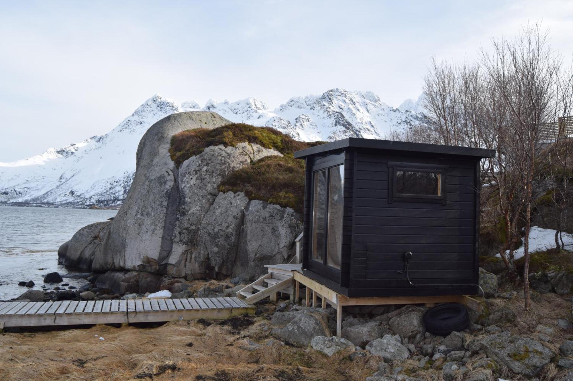 Nydelig Hytte Med Fantastisk Beliggenhet Ved Sjoen Villa Laupstad Esterno foto